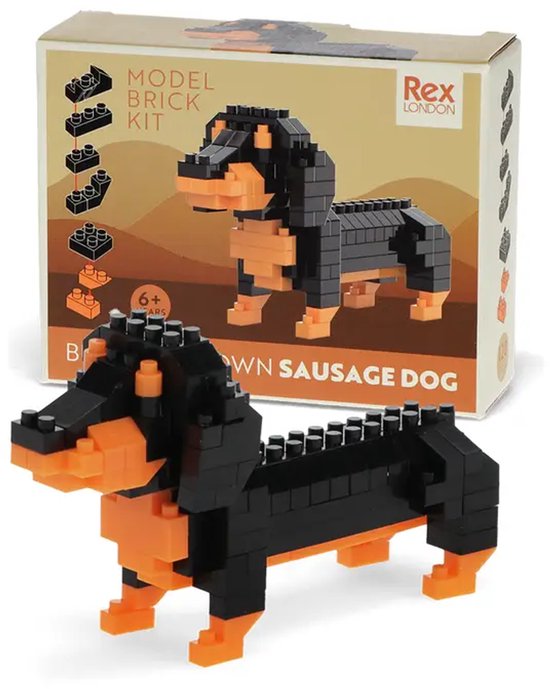 Teckel constructible en micro briques noires et oranges, à côté de la boîte Rex London "Build Your Own Sausage Dog".