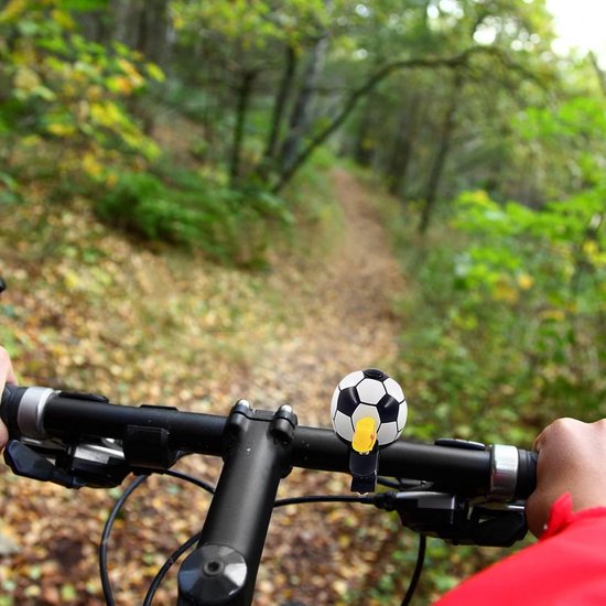 Fietsbel met voetbalmotief op een fietsstuur, gezien vanuit de rijder.