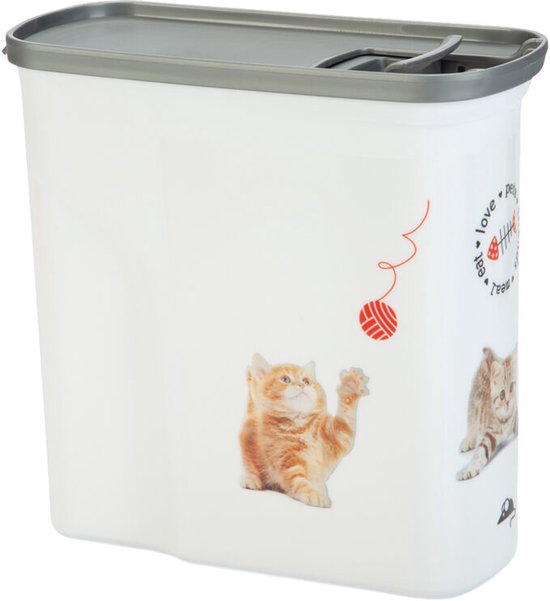 Witte voedselcontainer met grijze deksel, met afbeeldingen van twee katjes die met een bolletje wol spelen.