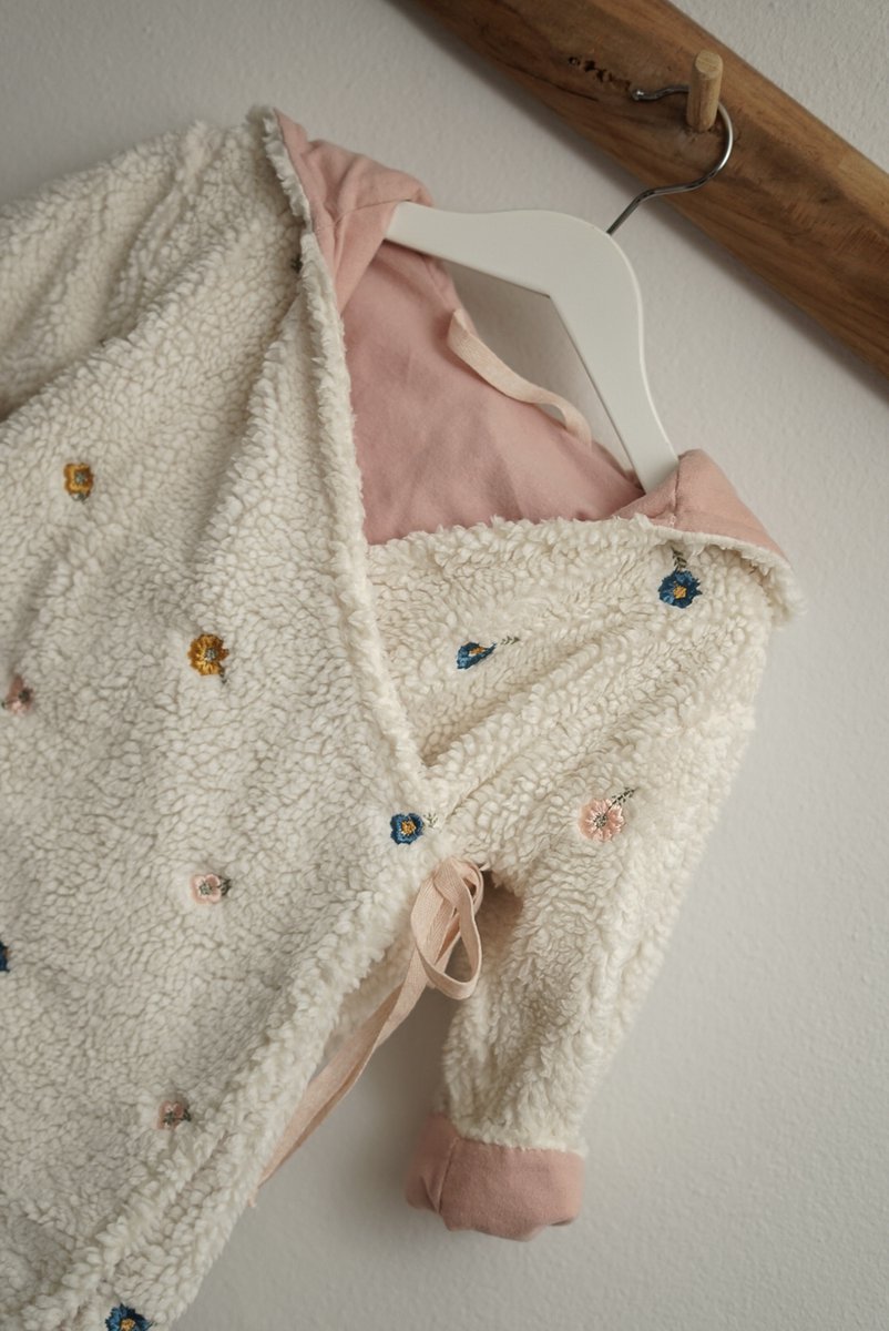 Baby-badjasje-Off-White met bloemetje maat 80-handgemaakt-(Sweet baby Bedstraw)