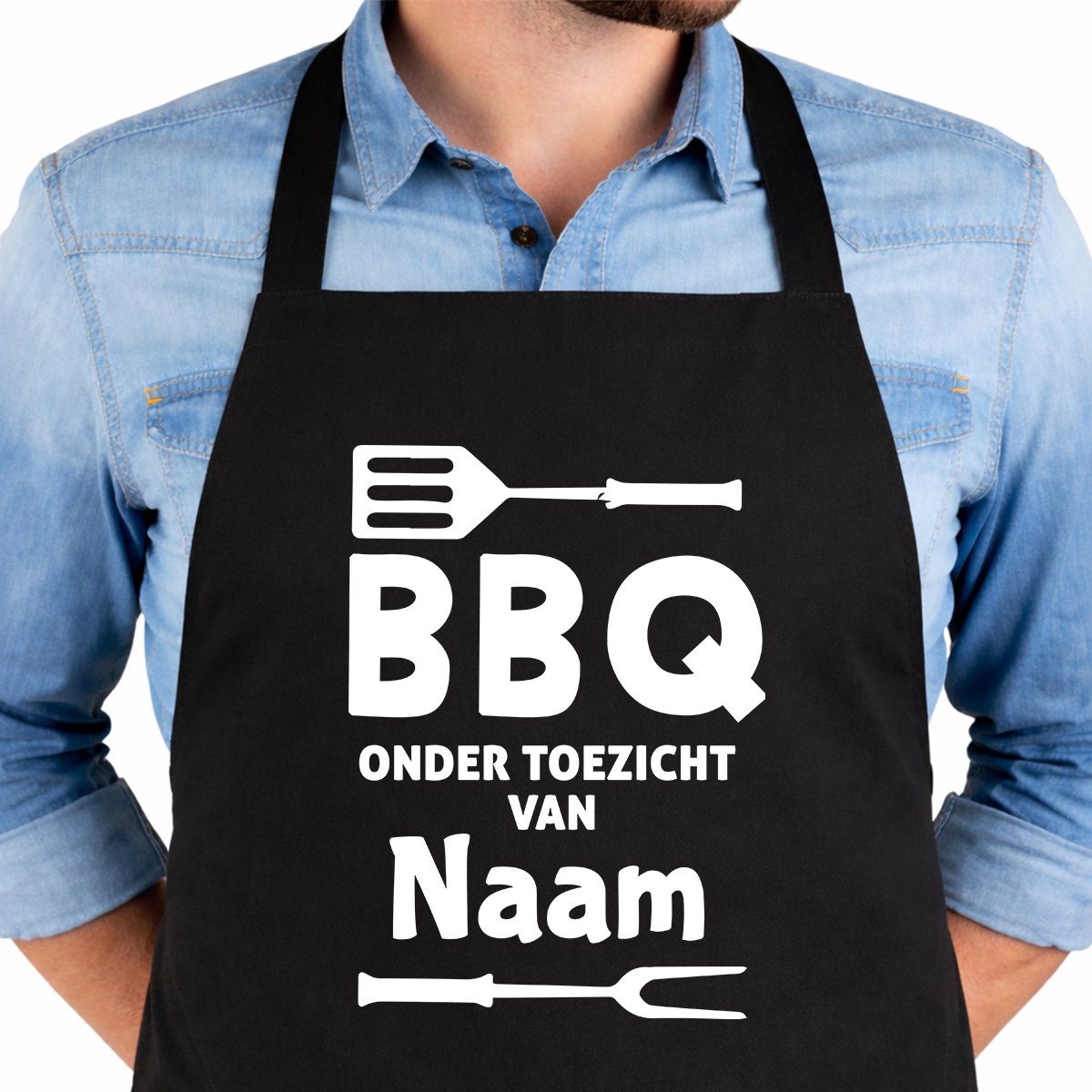 Keukenschort BBQ Toezicht - Gepersonaliseerd Met Jouw Naam - 65x90cm - 100% katoen - Schort - Keukenschorten - Verjaardags cadeau - BBQ - Vaderdag - Moederdag cadeau