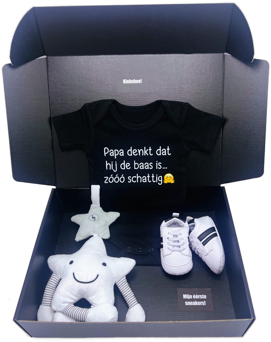 Kraamcadeau jongen - met romper, muziekmobiel en babyschoentjes - kan ook rechtstreeks als cadeau worden verstuurd