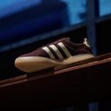 Bordeauxrode sneaker met beige en blauwe strepen, beige zool.