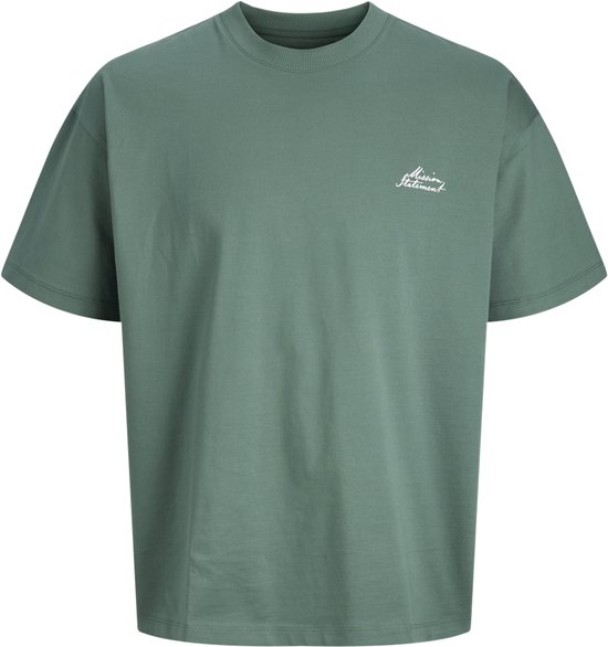 Groene T-shirt met een geborduurde tekst 'Mission Statement' op de borst.