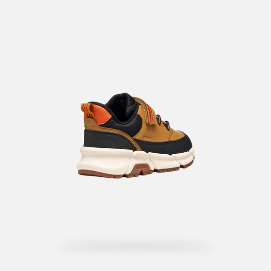 Bruine en zwarte lage sneaker met oranje accenten en een witte zool.