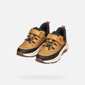 Paar bruine sneakers met zwarte en oranje accenten en klittenbandsluiting.