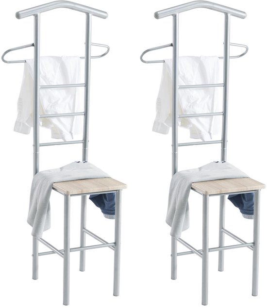 Set van 2 dressboys met zilverkleurig frame, houten zitting en kleding, waaronder witte hemden.
