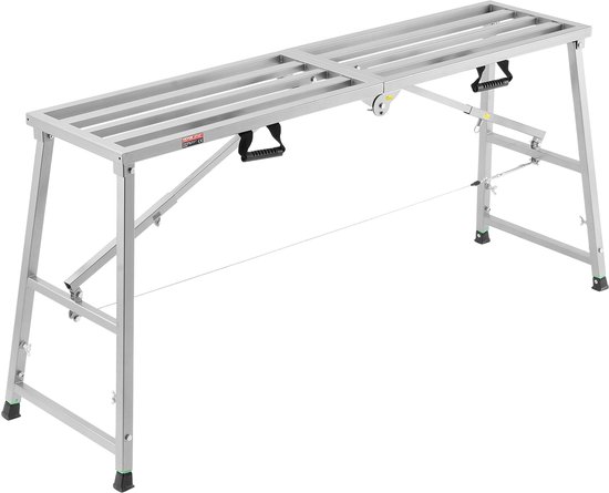 Een zilverkleurig, metalen werkplatform met een roosterachtig oppervlak, opvouwbaar met handgrepen aan de zijkanten.