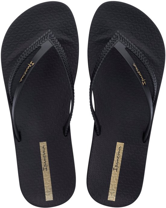Zwarte Ipanema slippers met gevlochten bandjes en gouden logo.