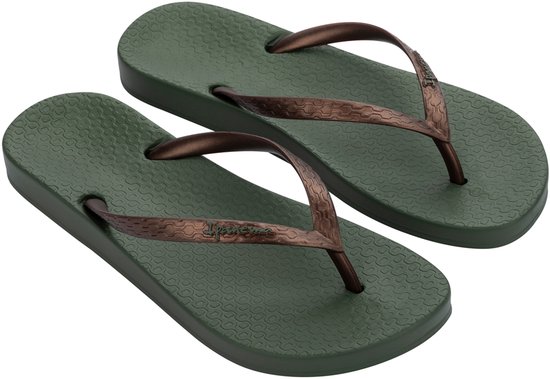 Paar groene Ipanema slippers met bronskleurige bandjes, schuin van bovenaf.
