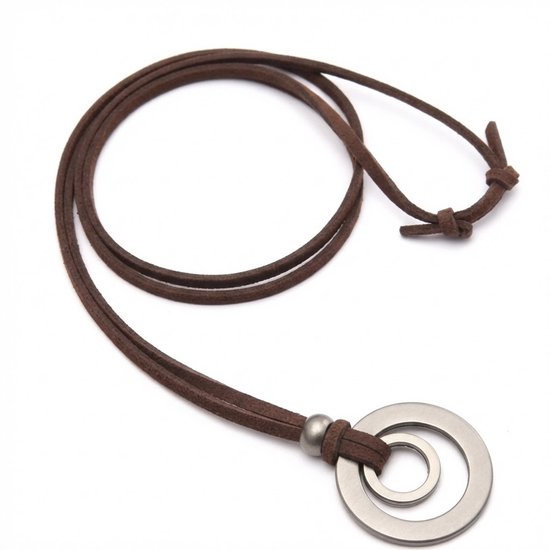 Bruine leren ketting met verstelbare sluiting en een zilverkleurige dubbele cirkelhanger.