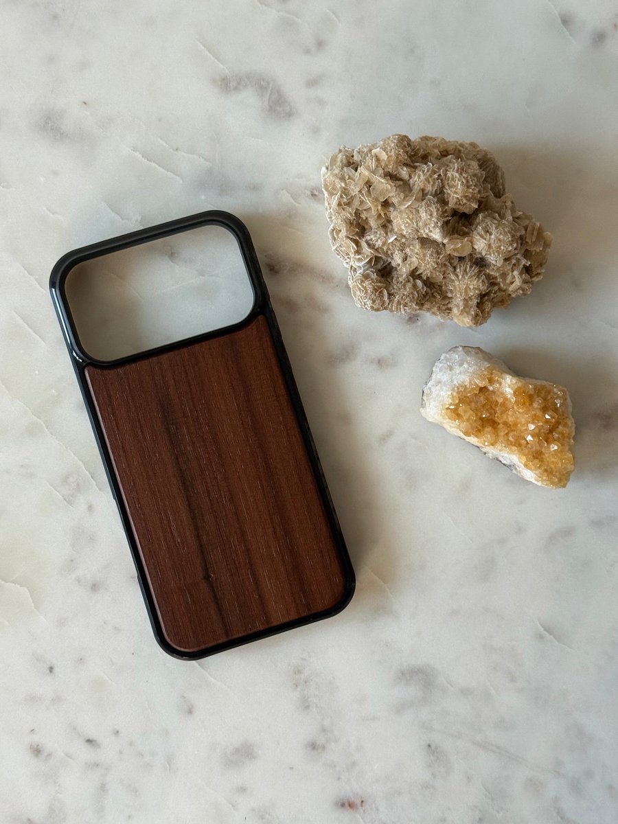 Houten iPhone 17 Pro Max hoesje case - Walnoot kleur - telefoonhoesje - Geschikt voor iPhone 17 Pro Max - Bamboe - Stevig & Veilig