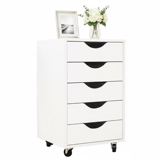 Wit ladeblok met vijf laden en zwarte handgrepen, op wielen. Bovenop staan een fotolijst en een vaas met bloemen.