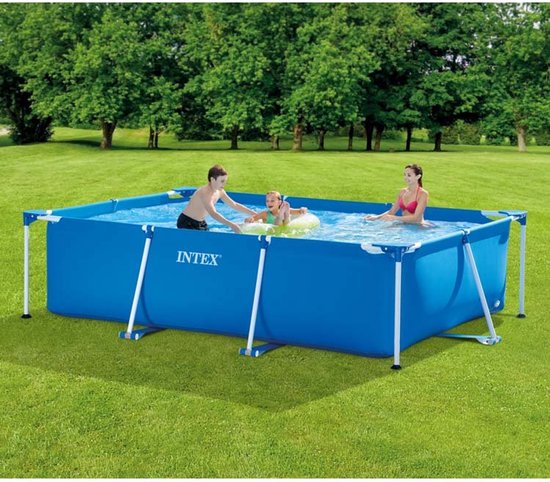 Blauw rechthoekig Intex zwembad met witte steunpilaren. Drie personen, twee kinderen en een volwassene, genieten van het zwemmen in de tuin.