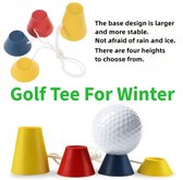 Vier gekleurde golf tees (geel, rood, blauw, geel) met touw en een golfbal op een blauwe tee, op groen.