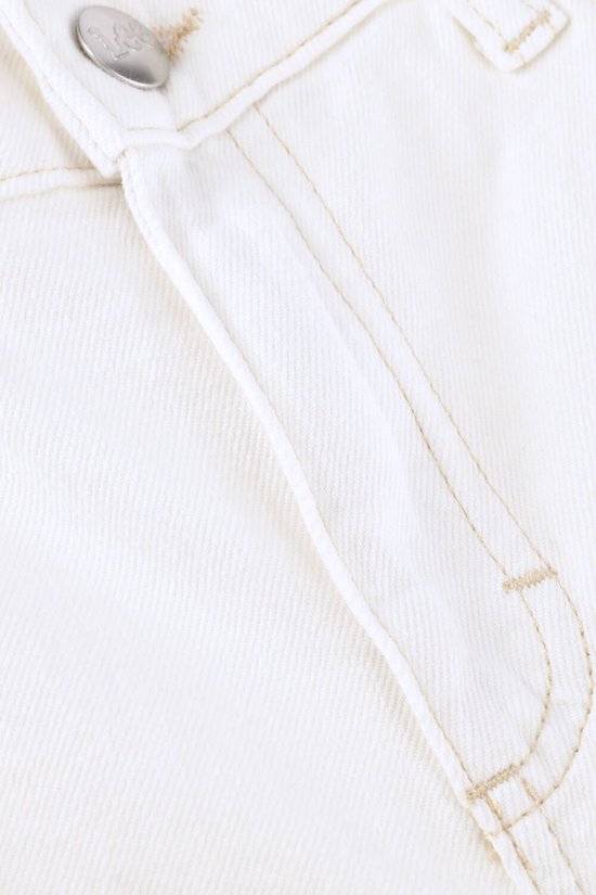 Detail van de tailleband van een crèmekleurige jeans met een knoop en beige stiksels.