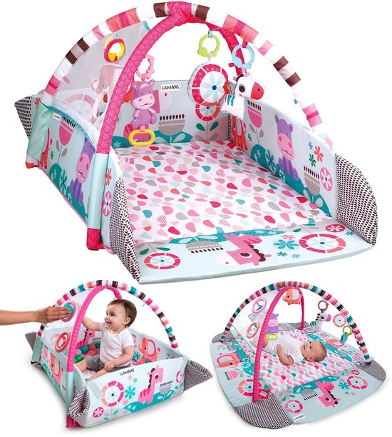 Een babygym met een ronde boog, versierd met gestreepte stof en speeltjes, een zacht matje met dieren en bloemen, en opblaasbare muren.