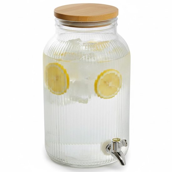 Glazen drankdispenser met ribbelpatroon, houten deksel en gevuld met water, ijs en citroenschijfjes.