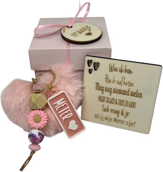 Porte-clés pompon rose avec cœur et fleurs, étiquette "METER" et carte en bois "Veux-tu être ma marraine ?"