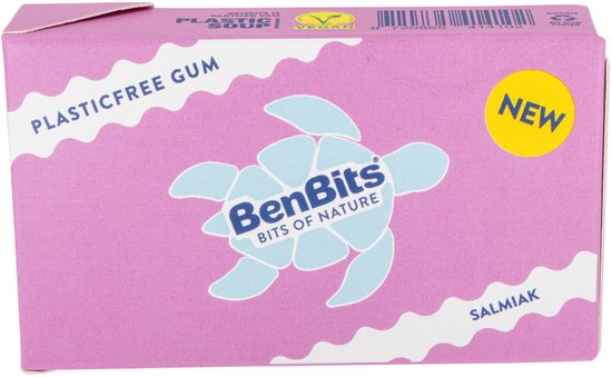 Roze BenBits kauwgom verpakking met blauwe schildpad. 'PLASTICFREE GUM' en 'SALMIAK'. Met gele 'NEW' sticker.