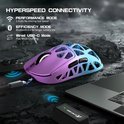 Roze en blauwe gaming muis met open rasterontwerp, naast een laptop en smartphone.