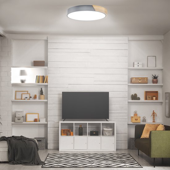 Grijze plafondlamp met houten accent, verlicht een woonkamer met een tv-meubel.