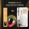 Magnetische thermometer met houten houder wordt aan de zijkant van een koelkast bevestigd.