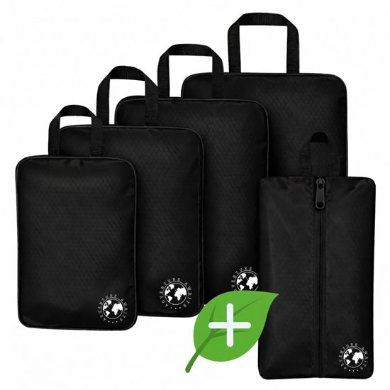 Set van vijf zwarte packing cubes met handvatten, variërend in grootte, op een witte achtergrond.