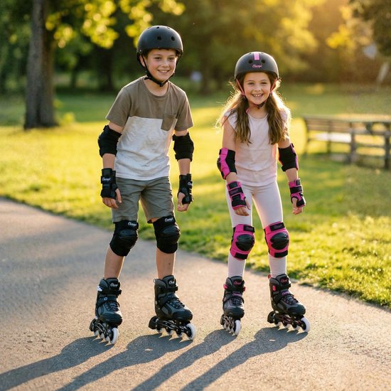 Jongen en meisje met helm en bescherming skeeleren in park