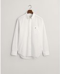 Wit Gant overhemd met geborduurd logo, hangend aan een kledinghanger.