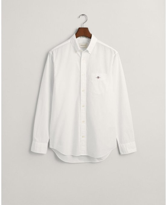 Wit Gant overhemd met geborduurd logo, hangend aan een kledinghanger.