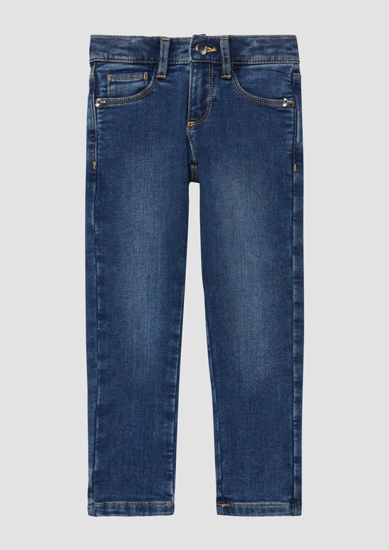 Donkerblauwe spijkerbroek met gele stiksels.