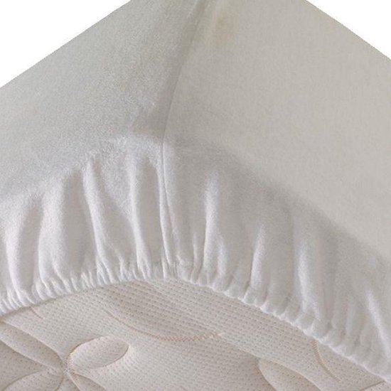 Dichtbij zicht op de hoek van een matras met een wit molton hoeslaken met elastiek.