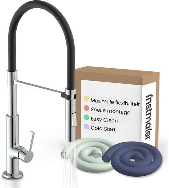 Chroomkleurige keukenkraan met zwarte, flexibele en uittrekbare slang. "instmaier".