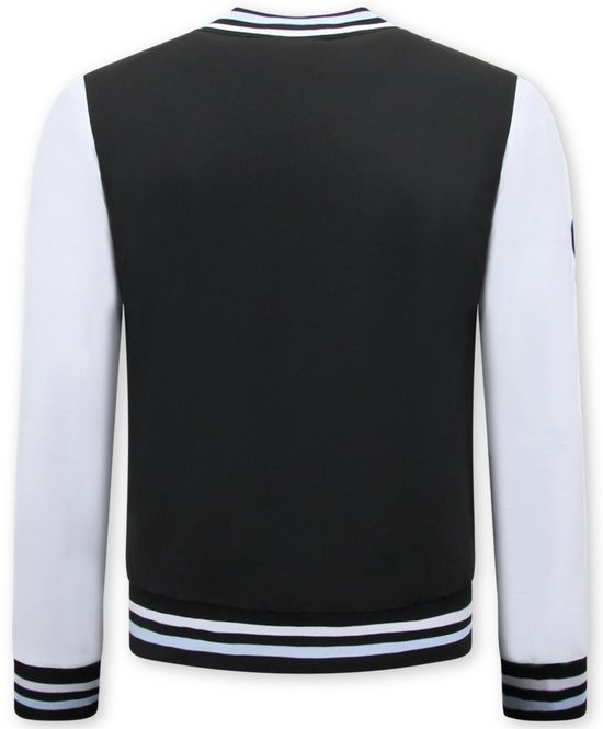 Veste d'entraînement noire avec manches blanches, rayures blanches et bleues au bas et à la taille. Boutons sur le devant.
