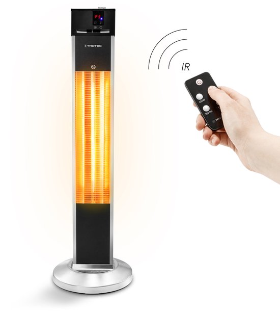 Trotec terrasverwarmer met zilveren voet, zwart omhulsel, gloeiende elementen en afstandsbediening in de hand.