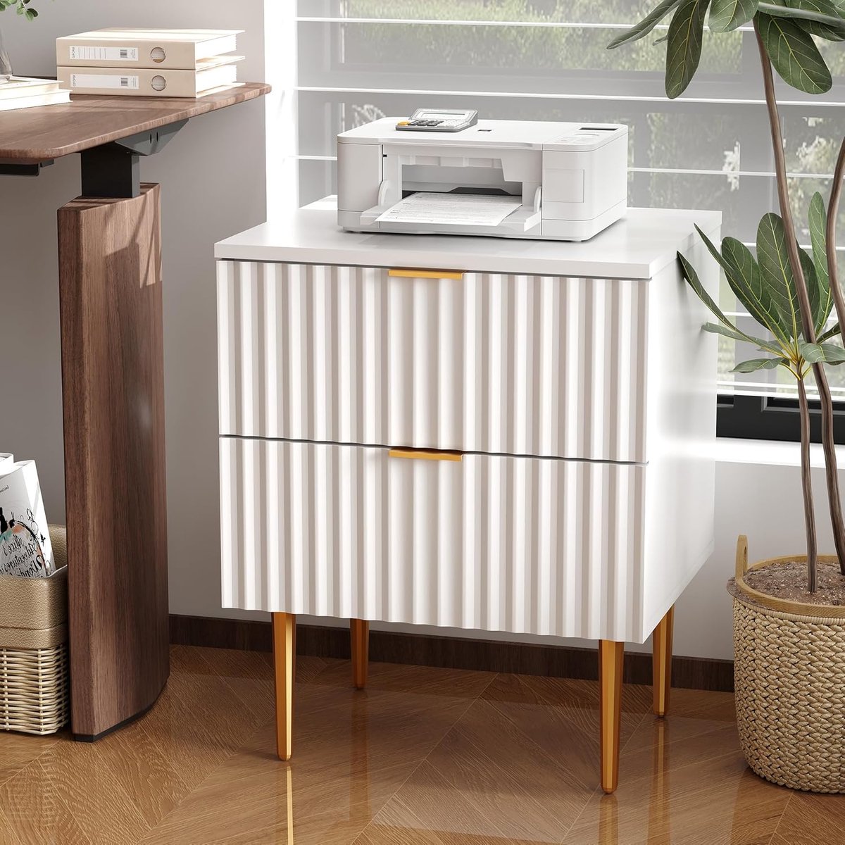 HOERFURIY Modern Nachtkastje met USB Oplaadstation - Goud & Hout Design met 2 Laden - Stopcontact & USB Poorten - Nachtkastje voor Slaapkamer Woonkamer Kantoor - Wit