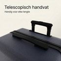 Detail van de telescopische handgreep van een donkerblauwe koffer.