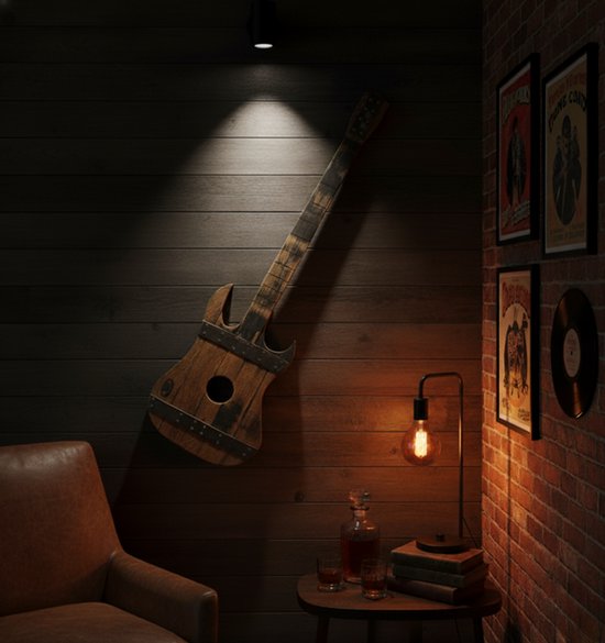 Guitare en bois comme décoration murale dans un bar d'ambiance avec fauteuil et lampe.