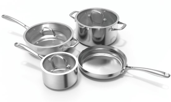 Ensemble de quatre casseroles en acier inoxydable, y compris une poêle et une casserole.