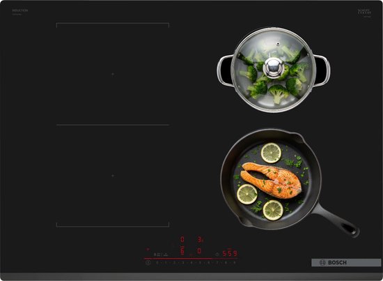 Zwarte inductiekookplaat met twee kookzones. Boven de kookplaat een pan met broccoli en een pan met zalm en citroen.