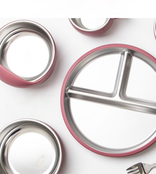Drie roze metalen schalen en een verdeeld bord met roze rand, op een witte achtergrond.