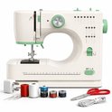 Witte Rynix naaimachine met groene accenten, inclusief spoelen, schaar en adapter.