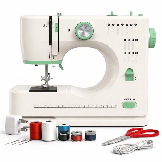 Witte Rynix naaimachine met groene accenten, inclusief spoelen, schaar en adapter.