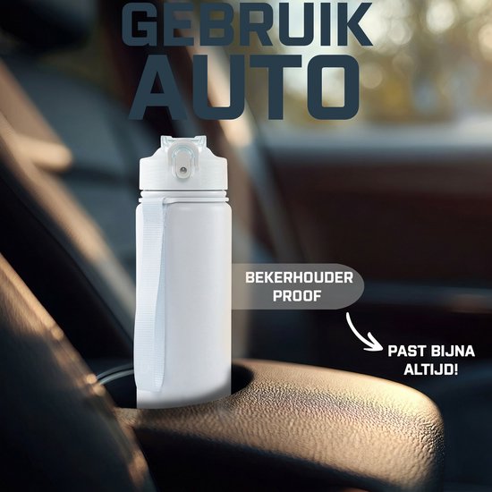 Witte drinkfles met blauwe lus, geplaatst in een bekerhouder in een auto. Bekerhouder proof.