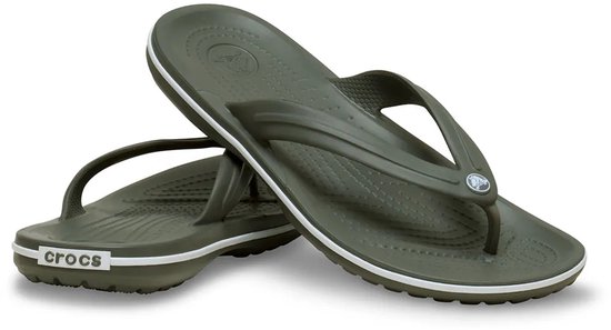 Paar olijfgroene Crocs Crocband slippers met witte rand en Crocs-logo.