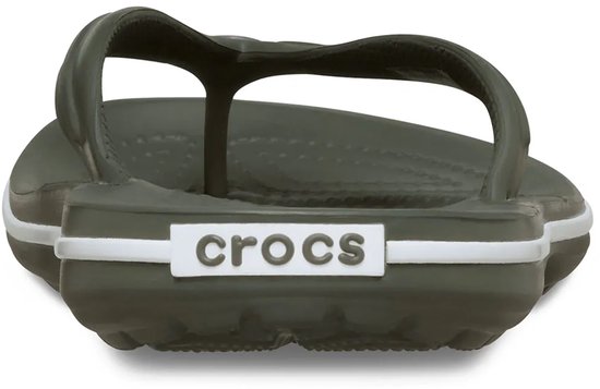 Achterkant van olijfgroene Crocs Crocband slipper met witte rand en "crocs"-opschrift.