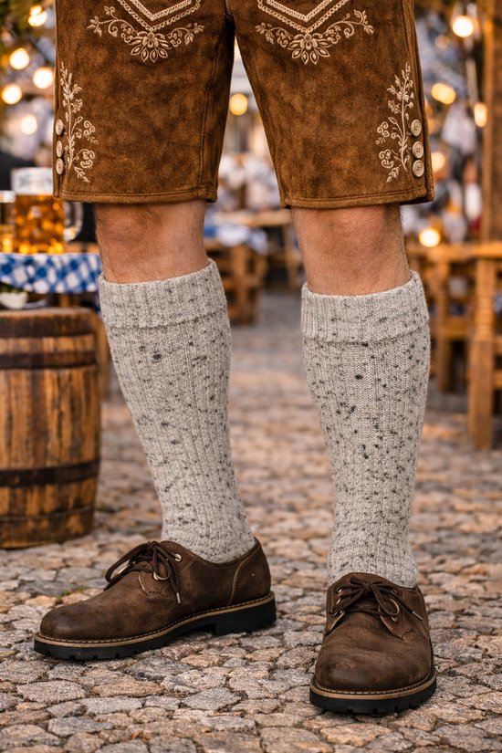 Grijze sokken tot onder de knie, met subtiel spikkelpatroon.
