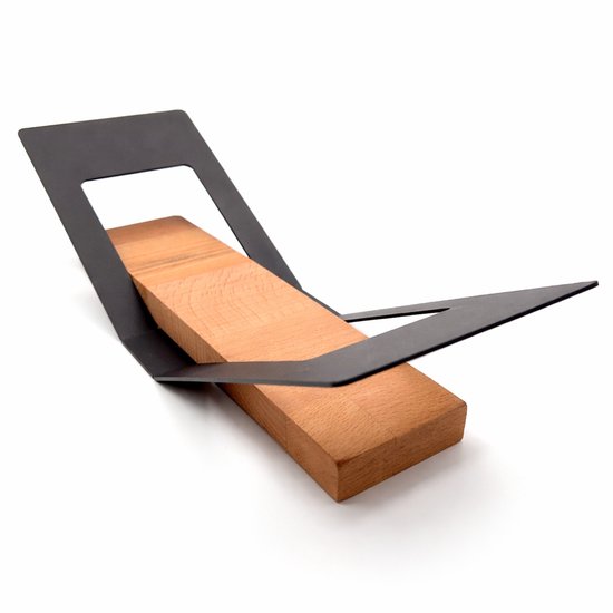 Zwarte metalen boekenstandaard op een houten blok.