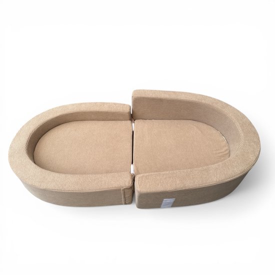 Beige opklapbaar campingbedje/sofa in uitgeschoven positie, bestaande uit twee delen.